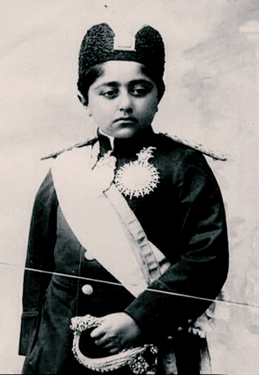 احمدمیرزا در دوران کودکی با لباس نظامی
