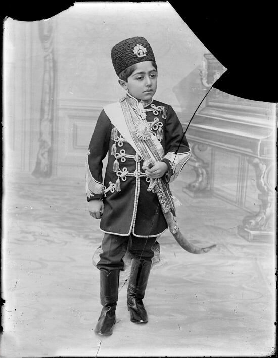 احمدمیرزا در دوران کودکی با لباس نظامی
