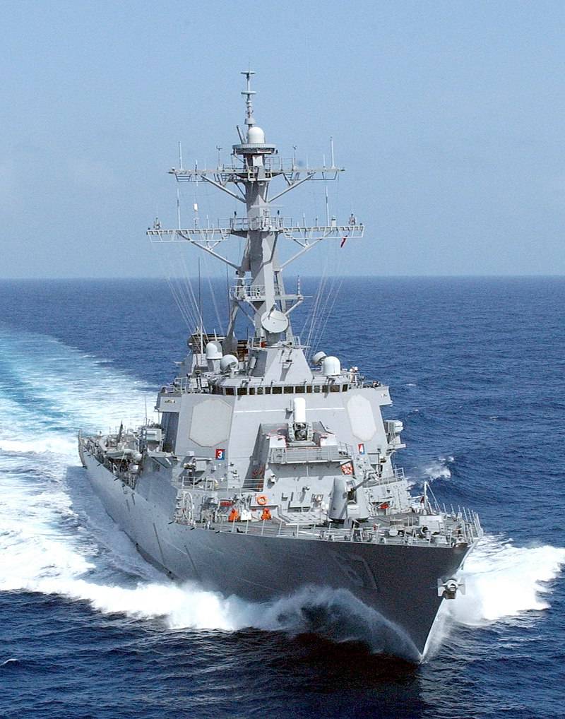 کشتیِ جنگیِ یواس‌اس کول (دی‌دی‌جی-۶۷) متعلق به آمریکا