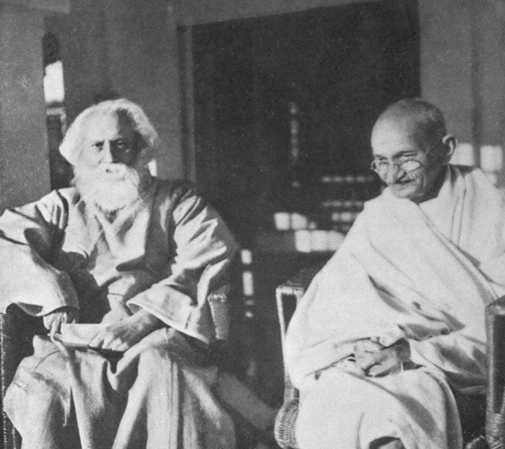 رابیندرانات تاگور در کنار گاندی در سال ۱۹۴۰م
