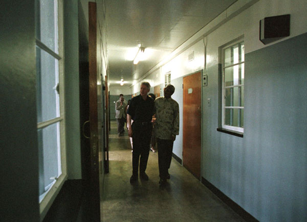 بازدید ماندلا و بیل کلینتون از زندان ماندلا در جزیره روبن در دوران ریاست جمهوری هر دو...