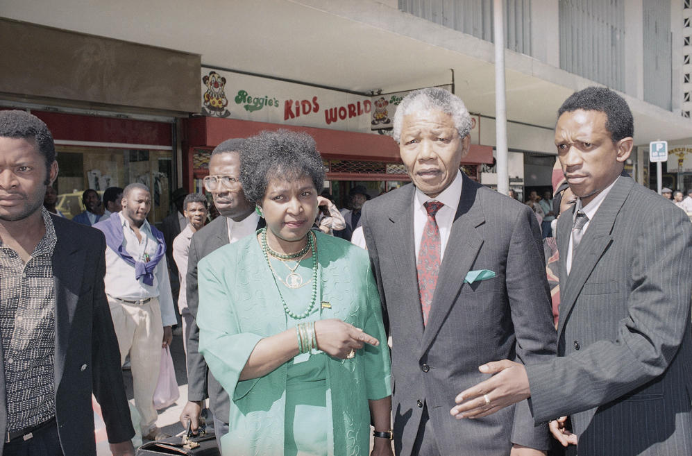 ماندلا و همسرش در روز آزادی او در ‍‍۱۱ فوریه ۱۹۹۰