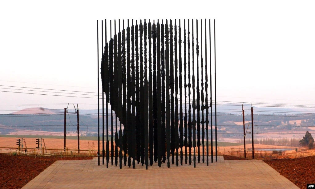 اثری هنری‌ای که اوت ۲۰۱۲ به مناسبت پنجاهمین سالگرد دستگیری ماندلا توسط پلیس آپارتاید در شهر دوربان آفریقای جنوبی نصب شد.