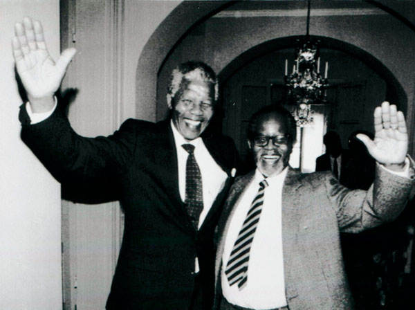 ملاقات ماندلا و «اوتیو تامبو» همرزم قدیمش پس از ۲۸ سال و در سال ۱۹۹۰
