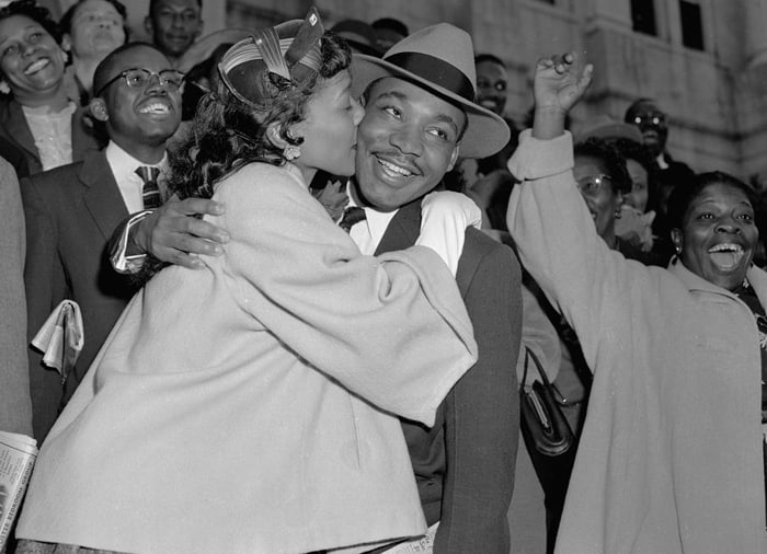 مارتین لوتر کینگ و همسرش پس از خروج از دادگاه عالی امریکا در «آلاباما»