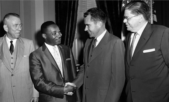 دیدار مارتین لوتر کینگ با ریچارد نیکسون، معاون رئیس جمهور امریکا.
