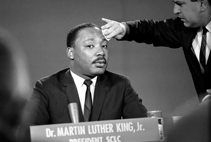 مارتین لوتر کینگ در جریان یک برنامه زنده تلوزیونی با موضوع تبعیض نژادی در امریکا. 13 آگوست 1957