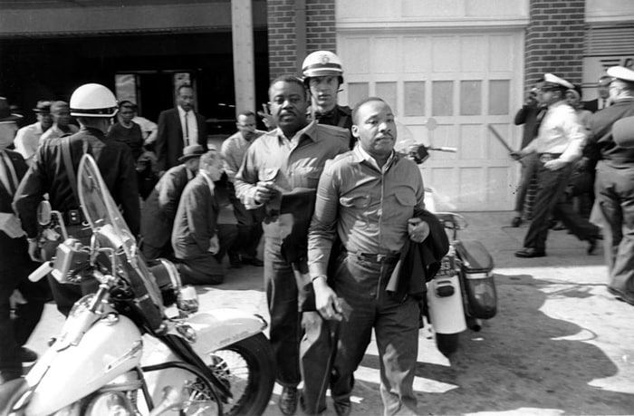 دستگیری مارتین لوتر کینگ توسط پلیس «آلاباما». 12 آوریل 1963