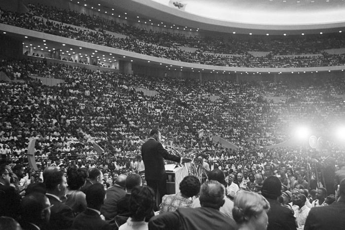 سخنرانی مارتین لوتر کینگ پس از راهپیمایی آزادی با حضور بیش از 100 هزار نفر در دیتروید . 24 ژوئن 1963