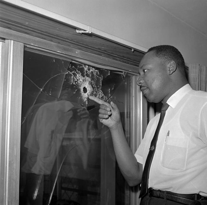 تیراندازی به سوی منزل مارتین لوتر کینگ در جریان محاکمه در دادگاه عالی آلاباما . 5 ژوئن 1964
