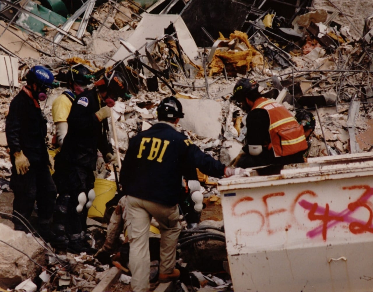 تصویری از ساختمان فدرال اکلاهماسیتی که توسط بمب «تیموتی جیمز مک‌ وی» منفجر شد.
