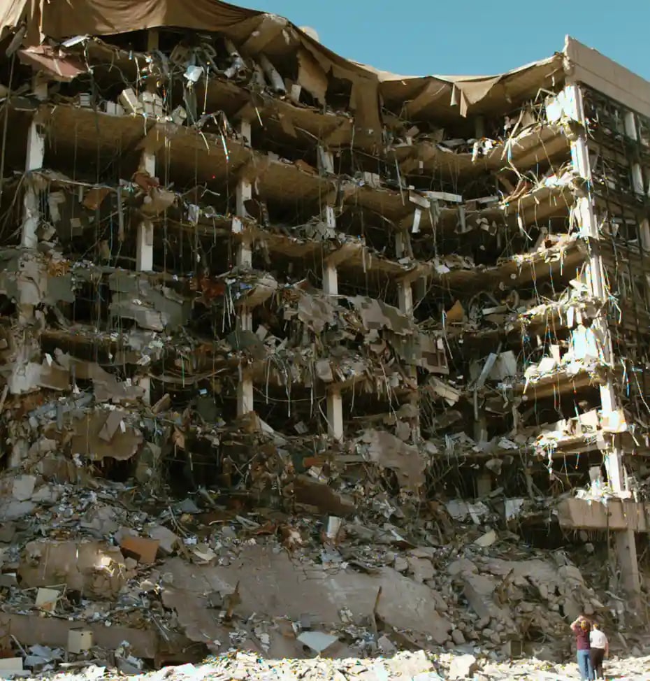تصویری از ساختمان فدرال اکلاهماسیتی که توسط بمب «تیموتی جیمز مک‌ وی» منفجر شد.
