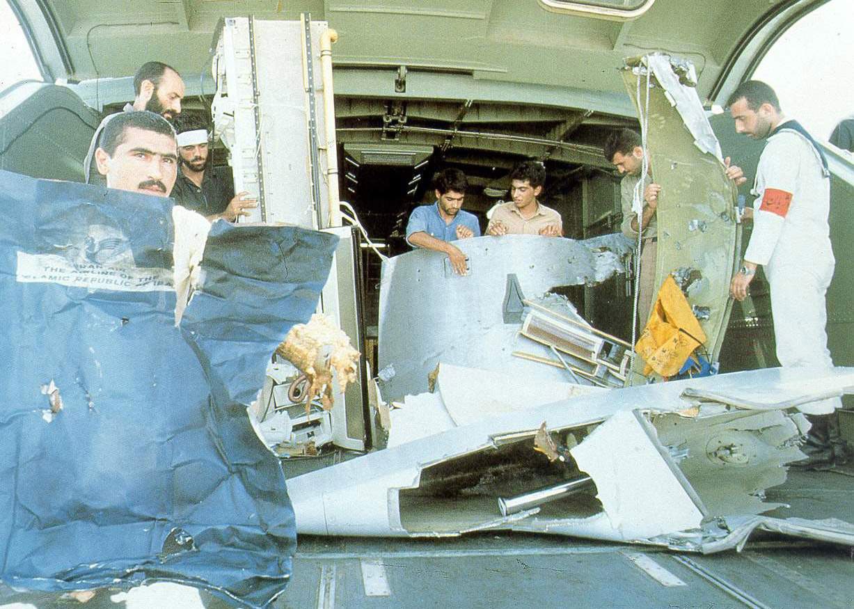 تصویری از لاشه‌ی هواپیمای ایرباس شماره‌ی ۶۵۵ شرکت ایران‌ایر - تابستان ۱۳۶۷