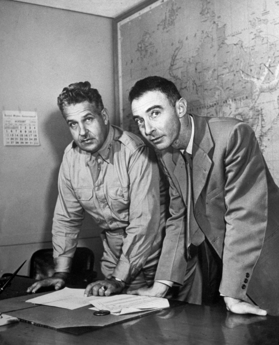 «اوپنهایمر» و «لسلی گرووز» رئیس نظامی پروژه «منهتن» سال ۱۹۴۲ میلادی