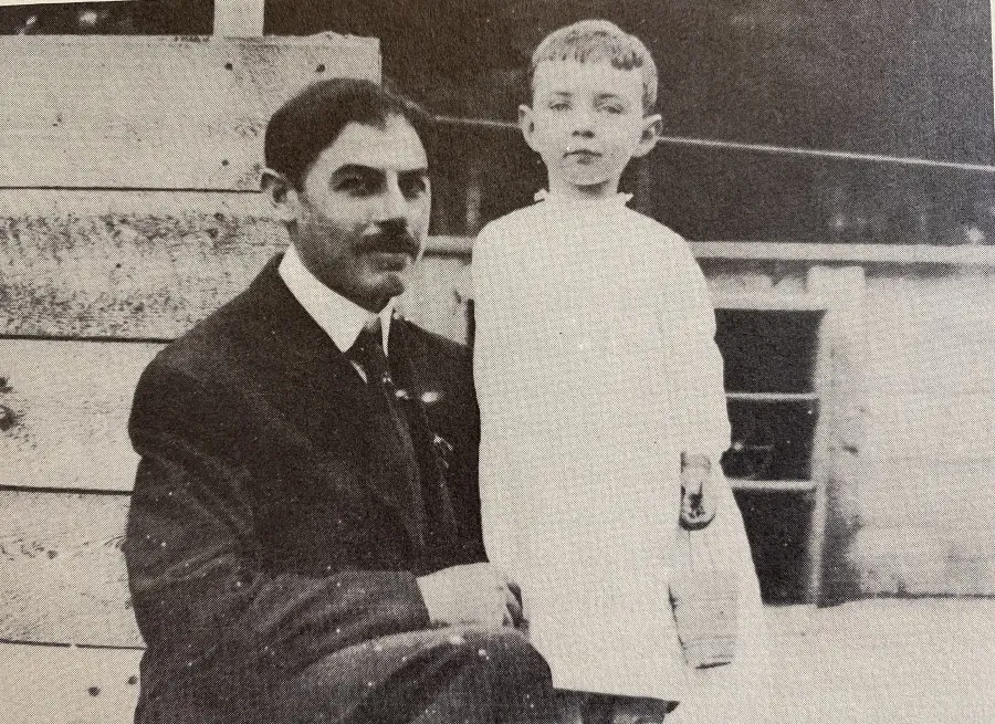 تصویری کمتر دیده‌شده از «اوپنهایمر» به همراه پدرش! حدود ۱۹۰۵ میلادی