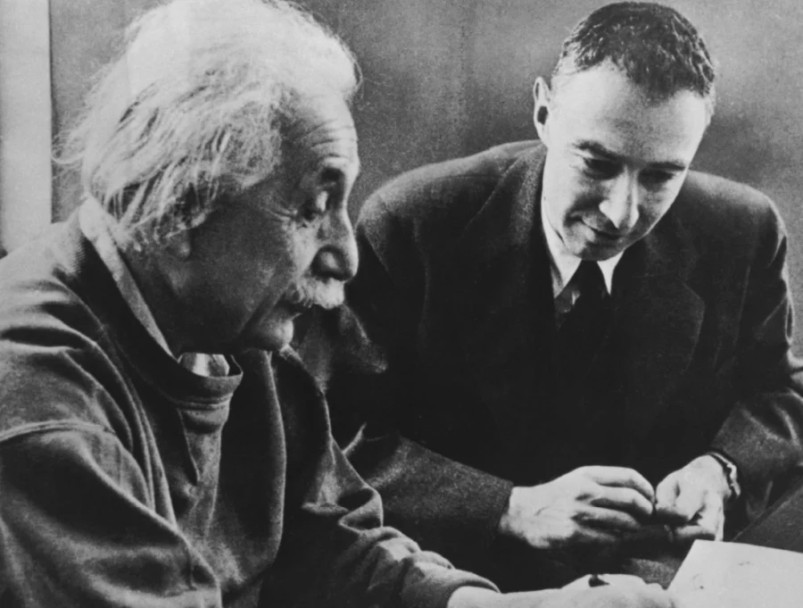 «اوپنهایمر» و «آلبرت اینشتین» در حدود سال ۱۹۵۰ میلادی باهم در مورد فیزیک صحبت می‌‎کنند.