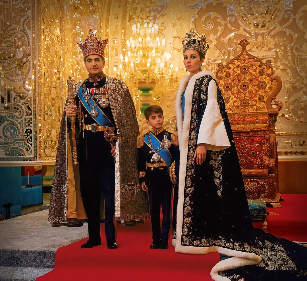 عکس محمدرضاشاه پهلوی و شهبانو فرح پهلوی و شاهزاده رضا پهلوی، مراسم تاجگذاری 